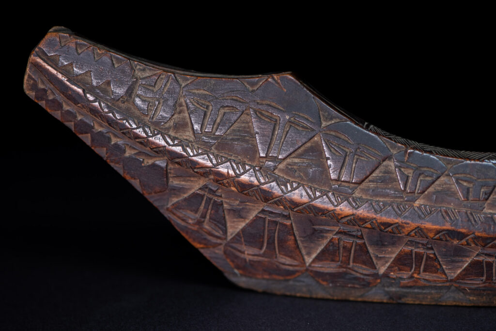 Paiwan tribe ceremonial sword ( southern Paiwan Vuculj )This very beautiful and rare ceremonial sword is carved in a style typical of the southern paiwan (Vuculj).