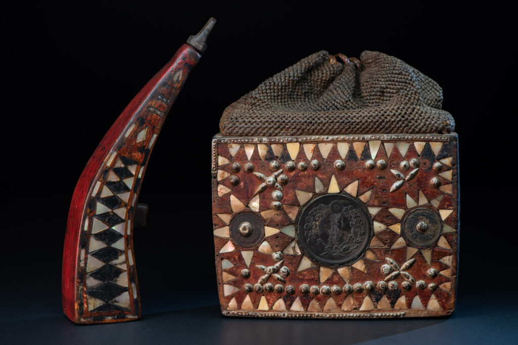 Old shaman’s box – Puyuma tribe – inlaid with mother-of-pearl in triangular patterns, reflecting the distinctive style of the Puyuma tribes. The box is also decorated with embedded old coins.