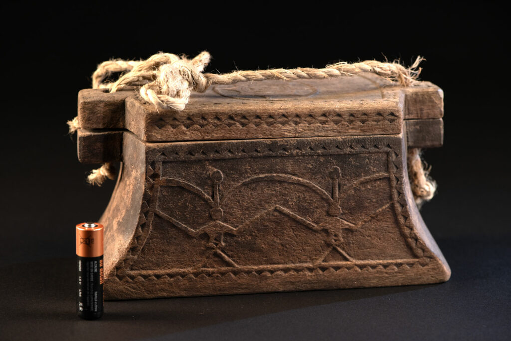 Fisherman’s box from the Yami (Tao) tribe, in a form typical of this culture, carved with the god Magamaog on both sides and the canoe eye on the lid. The lid is tied to the box with a cord to prevent it from being lost at sea.
