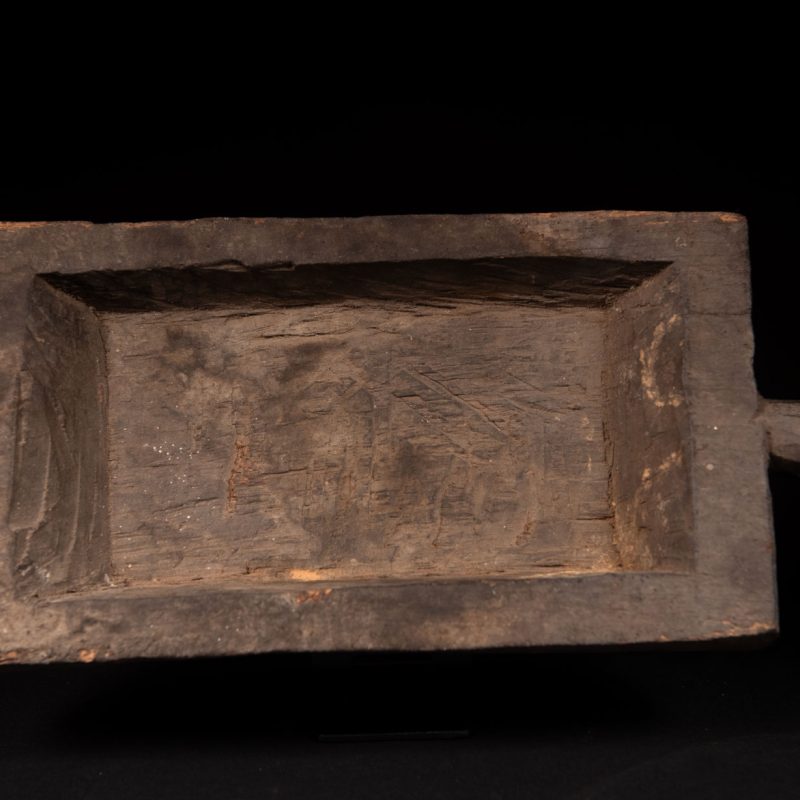 Ceremonial tray of the Paiwan tribe with a handle, used for rituals or offerings, with a depth of 3.5 centimeters. Simple and uncarved.