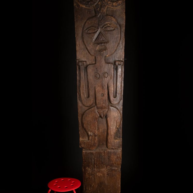 Very beautiful and massive ancestral panel from the Paiwan tribe, dating from the 19th century, carved with a nude female ancestor wearing a headdress formed by two intertwined snakes facing away from each other. A truly remarkable piece.