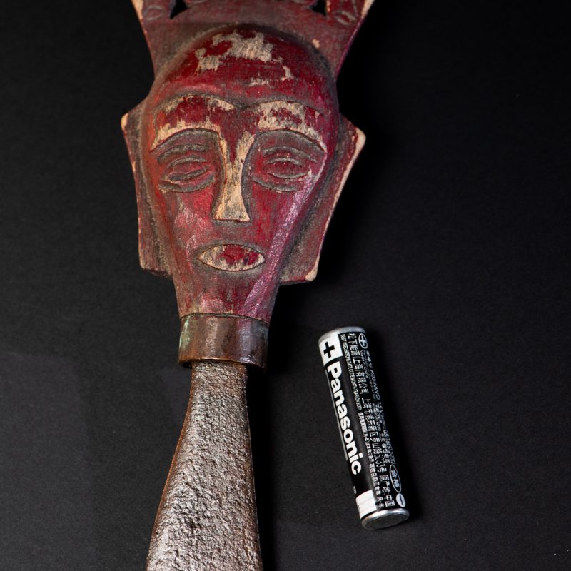 Small shamanic knife from the Paiwan tribe, intended for sacred rituals. Painted in red and carved with a human head surmounted by additional heads, it reflects the typical style of Paiwan shamans and healers, who are in charge of the tribe’s physical and spiritual well-being.