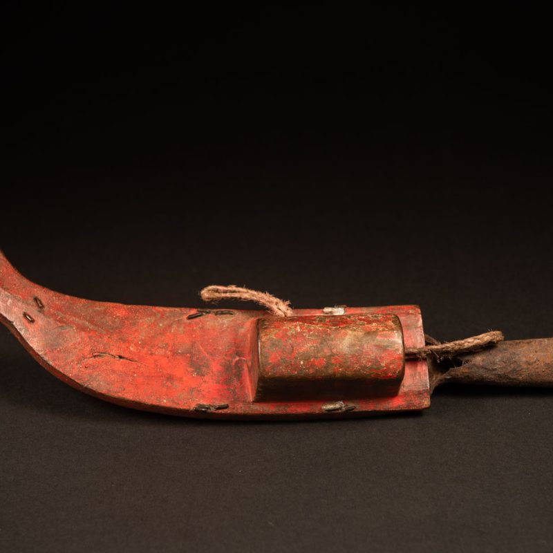 Simple Hunter Paiwan tribe knife , not carved, paint in red , the knife is done on one piece of steel with the handle . Taiwan Tribe
